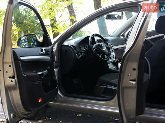 Бежевый Шкода Октавия, объемом двигателя 1.8 л и пробегом 217 тыс. км за 8600 $, фото 30 на Automoto.ua