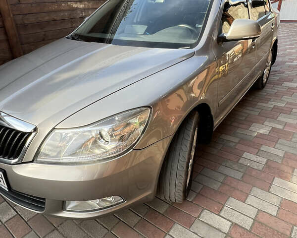 Бежевый Шкода Октавия, объемом двигателя 1.8 л и пробегом 165 тыс. км за 8800 $, фото 6 на Automoto.ua