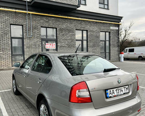 Бежевый Шкода Октавия, объемом двигателя 1.6 л и пробегом 237 тыс. км за 7000 $, фото 3 на Automoto.ua