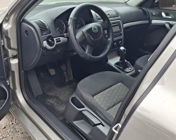 Бежевый Шкода Октавия, объемом двигателя 1.6 л и пробегом 147 тыс. км за 9600 $, фото 7 на Automoto.ua