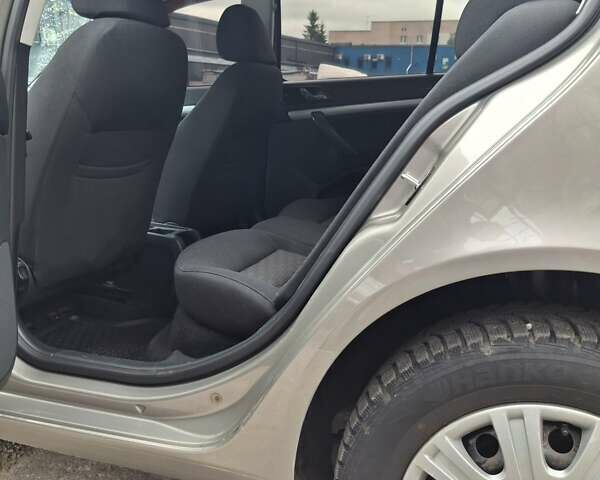 Бежевый Шкода Октавия, объемом двигателя 1.6 л и пробегом 147 тыс. км за 9600 $, фото 6 на Automoto.ua