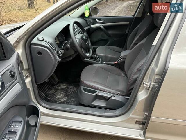 Бежевый Шкода Октавия, объемом двигателя 1.6 л и пробегом 175 тыс. км за 8300 $, фото 3 на Automoto.ua