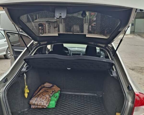 Бежевый Шкода Октавия, объемом двигателя 1.6 л и пробегом 147 тыс. км за 9600 $, фото 3 на Automoto.ua