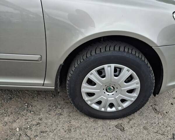 Бежевый Шкода Октавия, объемом двигателя 1.6 л и пробегом 147 тыс. км за 9600 $, фото 1 на Automoto.ua