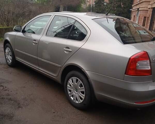 Бежевый Шкода Октавия, объемом двигателя 1.6 л и пробегом 250 тыс. км за 9000 $, фото 2 на Automoto.ua