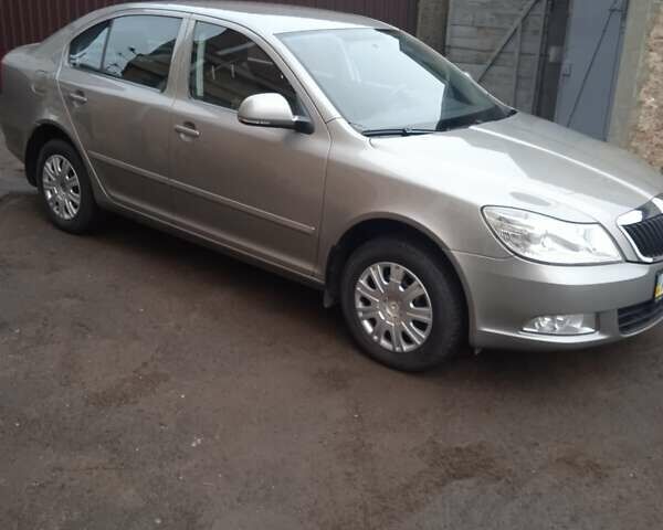 Бежевый Шкода Октавия, объемом двигателя 1.6 л и пробегом 250 тыс. км за 9000 $, фото 1 на Automoto.ua