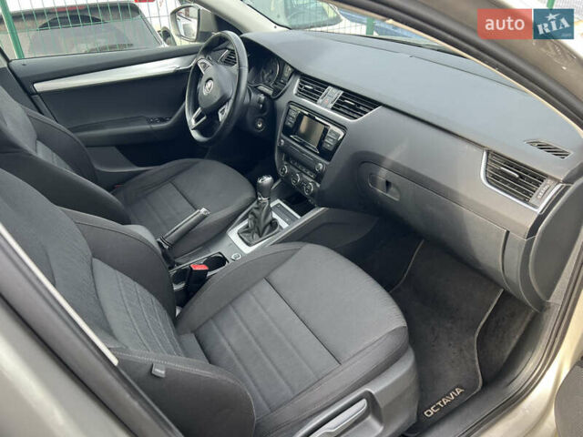 Бежевый Шкода Октавия, объемом двигателя 1.8 л и пробегом 231 тыс. км за 10900 $, фото 7 на Automoto.ua