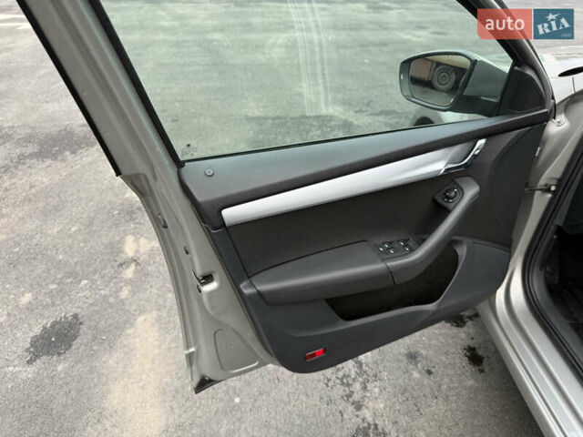 Бежевый Шкода Октавия, объемом двигателя 2 л и пробегом 105 тыс. км за 16950 $, фото 41 на Automoto.ua