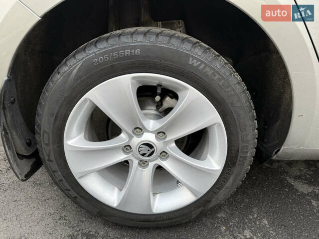 Бежевый Шкода Октавия, объемом двигателя 2 л и пробегом 105 тыс. км за 16950 $, фото 34 на Automoto.ua