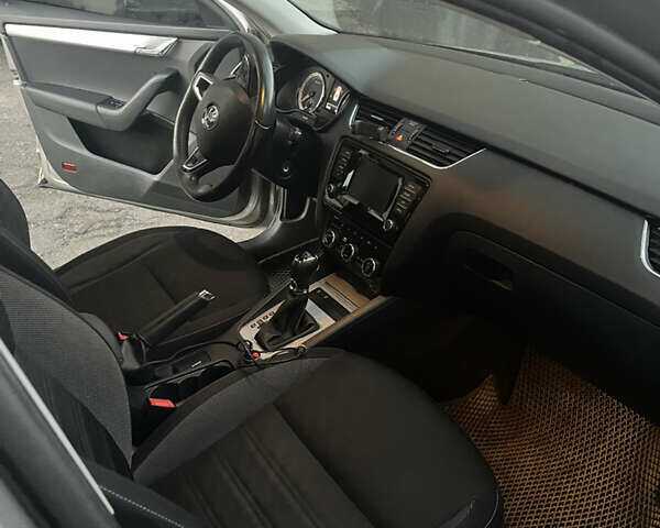 Бежевий Шкода Октавія, об'ємом двигуна 1.4 л та пробігом 160 тис. км за 12000 $, фото 4 на Automoto.ua