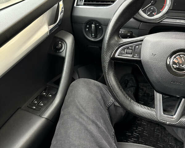Шкода Октавия 2019 в Киеве на Automoto.ua Бежевый Шкода Октавия, объемом двигателя 1.8 л и пробегом 235 тыс. км за 14990 $, фото 8 на Automoto.ua