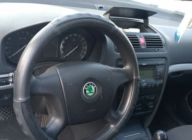 Черный Шкода Октавия, объемом двигателя 1.6 л и пробегом 233 тыс. км за 5000 $, фото 7 на Automoto.ua