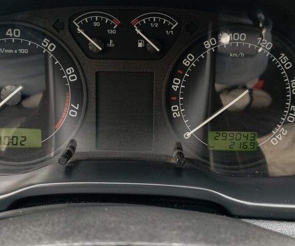 Черный Шкода Октавия, объемом двигателя 1.8 л и пробегом 300 тыс. км за 5200 $, фото 18 на Automoto.ua