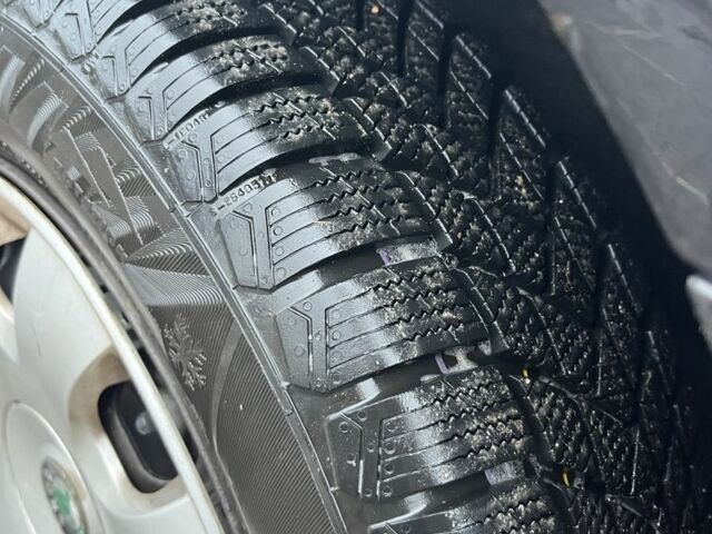 Чорний Шкода Октавія, об'ємом двигуна 1.8 л та пробігом 343 тис. км за 5550 $, фото 4 на Automoto.ua