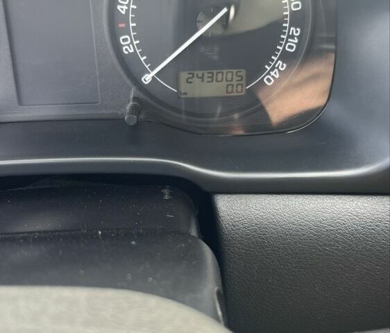 Черный Шкода Октавия, объемом двигателя 1.6 л и пробегом 242 тыс. км за 4000 $, фото 2 на Automoto.ua