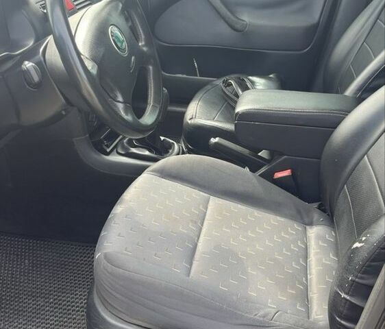 Черный Шкода Октавия, объемом двигателя 1.6 л и пробегом 242 тыс. км за 4000 $, фото 3 на Automoto.ua