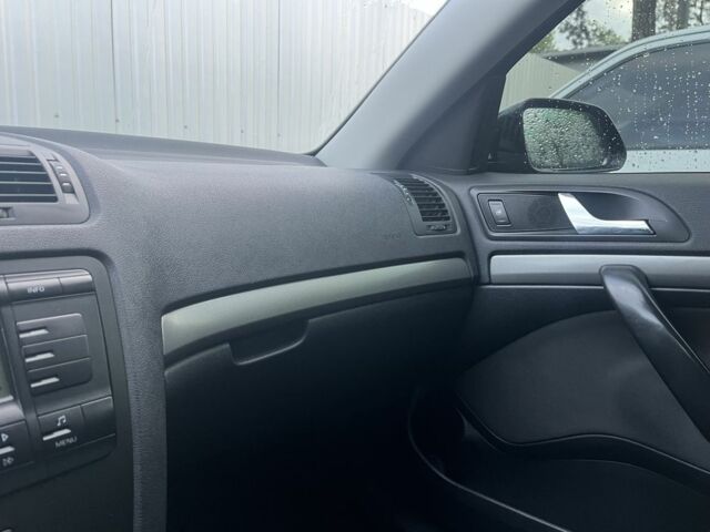 Черный Шкода Октавия, объемом двигателя 2 л и пробегом 330 тыс. км за 4250 $, фото 2 на Automoto.ua