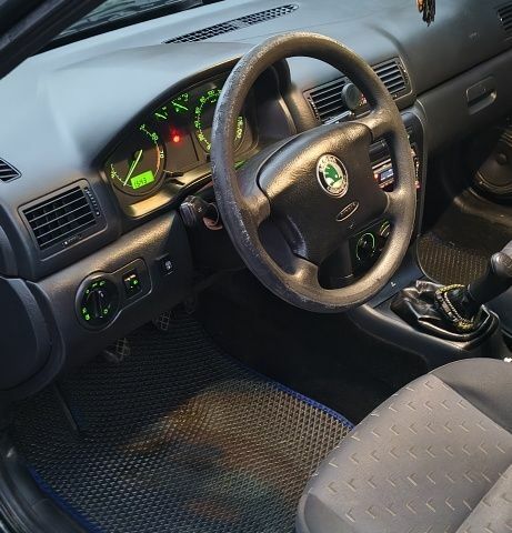 Черный Шкода Октавия, объемом двигателя 1.6 л и пробегом 172 тыс. км за 5600 $, фото 2 на Automoto.ua