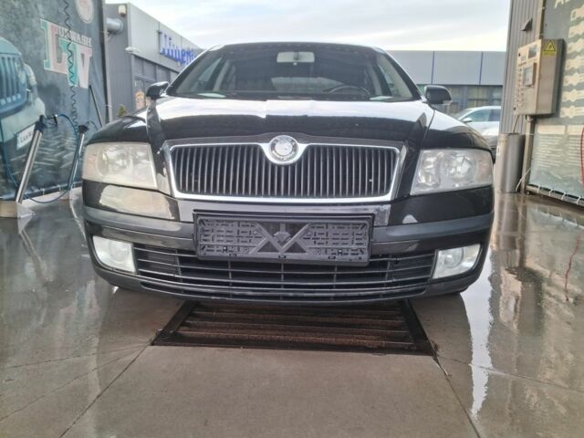 Черный Шкода Октавия, объемом двигателя 1.6 л и пробегом 220 тыс. км за 4300 $, фото 1 на Automoto.ua