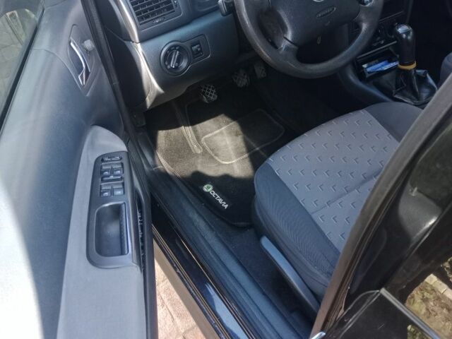 Черный Шкода Октавия, объемом двигателя 0 л и пробегом 212 тыс. км за 5900 $, фото 5 на Automoto.ua