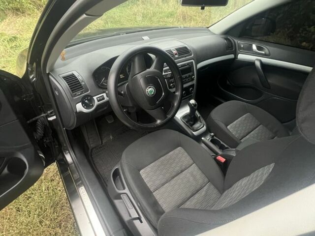 Черный Шкода Октавия, объемом двигателя 1.8 л и пробегом 180 тыс. км за 5500 $, фото 12 на Automoto.ua