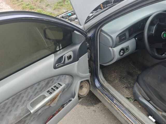 Черный Шкода Октавия, объемом двигателя 2 л и пробегом 354 тыс. км за 700 $, фото 2 на Automoto.ua