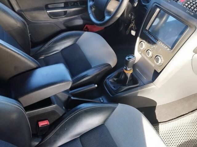 Черный Шкода Октавия, объемом двигателя 1.6 л и пробегом 290 тыс. км за 5350 $, фото 3 на Automoto.ua