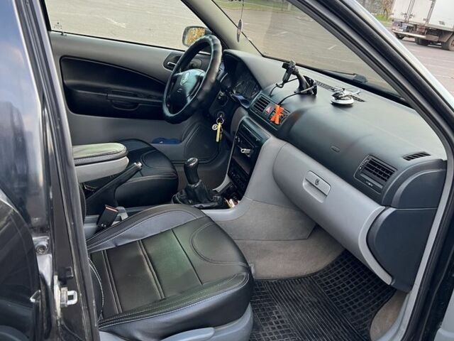 Черный Шкода Октавия, объемом двигателя 1.6 л и пробегом 302 тыс. км за 3900 $, фото 2 на Automoto.ua