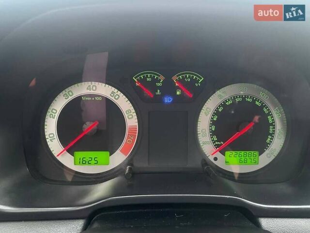 Черный Шкода Октавия, объемом двигателя 1.6 л и пробегом 227 тыс. км за 4200 $, фото 4 на Automoto.ua