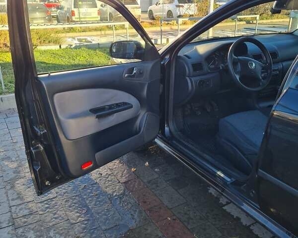 Черный Шкода Октавия, объемом двигателя 1.6 л и пробегом 221 тыс. км за 3200 $, фото 7 на Automoto.ua