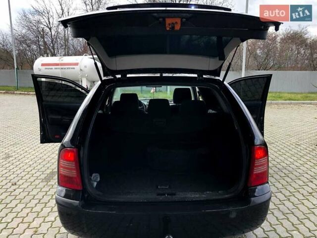 Черный Шкода Октавия, объемом двигателя 1.6 л и пробегом 234 тыс. км за 4500 $, фото 2 на Automoto.ua