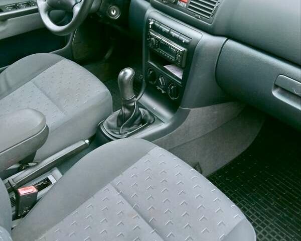 Черный Шкода Октавия, объемом двигателя 1.6 л и пробегом 220 тыс. км за 4600 $, фото 7 на Automoto.ua