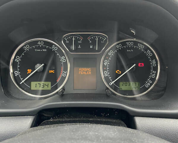 Черный Шкода Октавия, объемом двигателя 1.6 л и пробегом 210 тыс. км за 5600 $, фото 1 на Automoto.ua