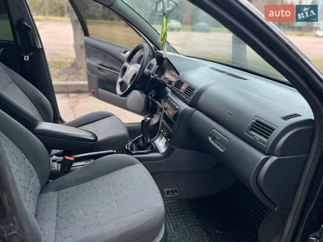 Черный Шкода Октавия, объемом двигателя 1.6 л и пробегом 263 тыс. км за 4500 $, фото 1 на Automoto.ua