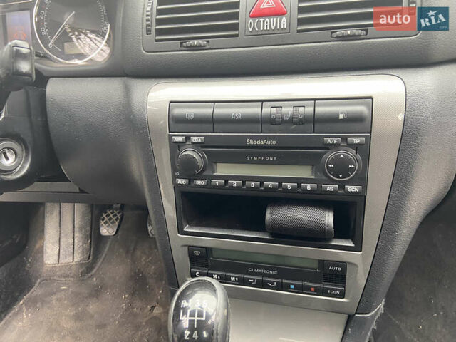 Черный Шкода Октавия, объемом двигателя 1.6 л и пробегом 210 тыс. км за 5600 $, фото 9 на Automoto.ua