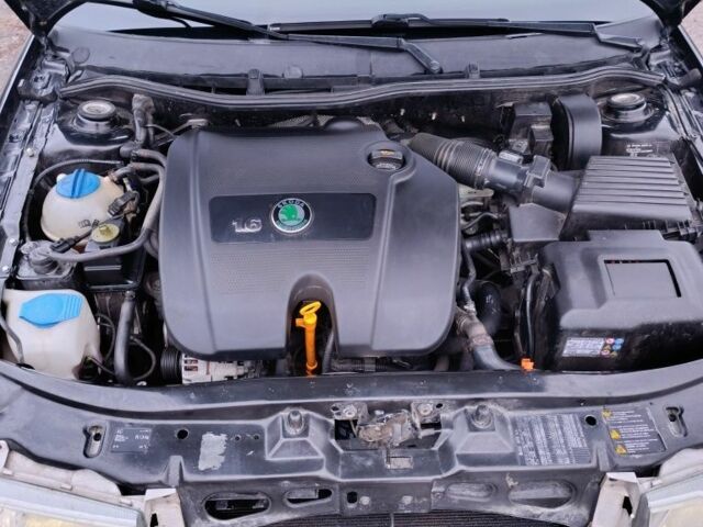 Черный Шкода Октавия, объемом двигателя 1 л и пробегом 256 тыс. км за 5300 $, фото 1 на Automoto.ua