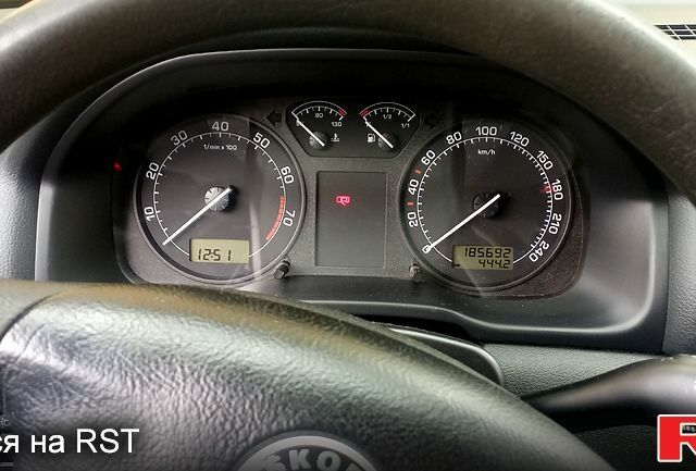 Черный Шкода Октавия, объемом двигателя 1.6 л и пробегом 200 тыс. км за 6000 $, фото 11 на Automoto.ua