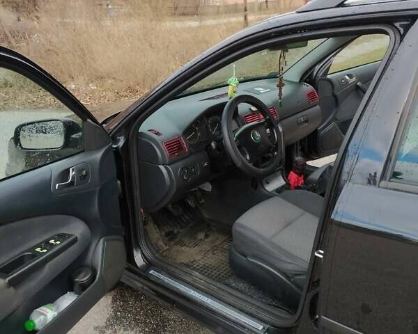 Черный Шкода Октавия, объемом двигателя 1.6 л и пробегом 255 тыс. км за 5500 $, фото 2 на Automoto.ua