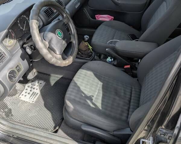 Черный Шкода Октавия, объемом двигателя 1.6 л и пробегом 257 тыс. км за 4100 $, фото 1 на Automoto.ua
