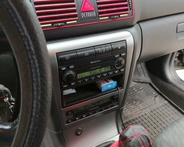 Черный Шкода Октавия, объемом двигателя 1.6 л и пробегом 255 тыс. км за 5500 $, фото 3 на Automoto.ua