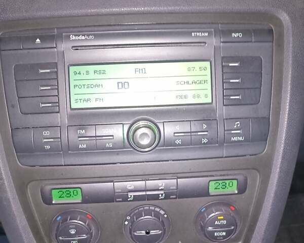 Черный Шкода Октавия, объемом двигателя 1.6 л и пробегом 286 тыс. км за 6375 $, фото 5 на Automoto.ua