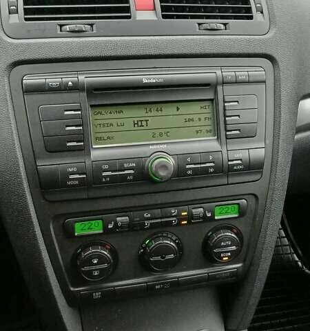 Черный Шкода Октавия, объемом двигателя 1.6 л и пробегом 350 тыс. км за 4800 $, фото 32 на Automoto.ua