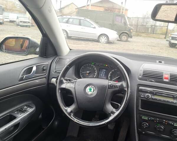 Черный Шкода Октавия, объемом двигателя 1.6 л и пробегом 165 тыс. км за 6750 $, фото 1 на Automoto.ua