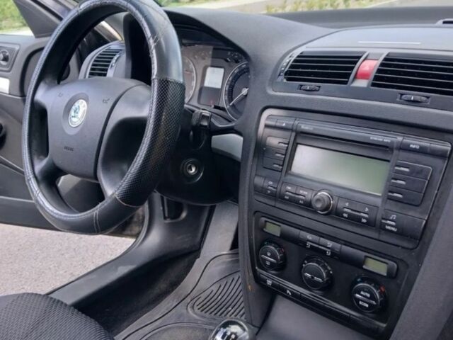 Черный Шкода Октавия, объемом двигателя 2 л и пробегом 257 тыс. км за 2350 $, фото 4 на Automoto.ua