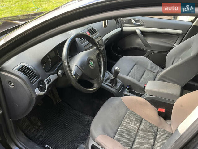 Черный Шкода Октавия, объемом двигателя 1.6 л и пробегом 194 тыс. км за 5500 $, фото 4 на Automoto.ua