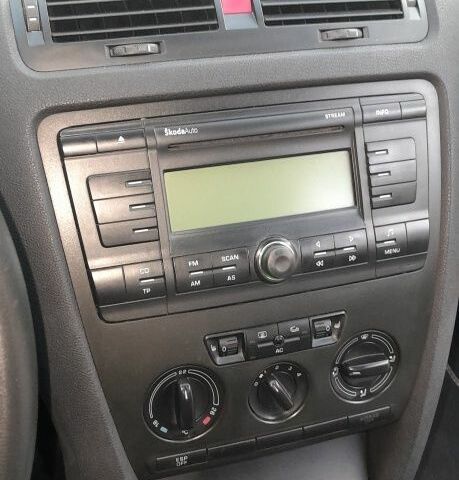 Черный Шкода Октавия, объемом двигателя 1.6 л и пробегом 260 тыс. км за 7400 $, фото 18 на Automoto.ua