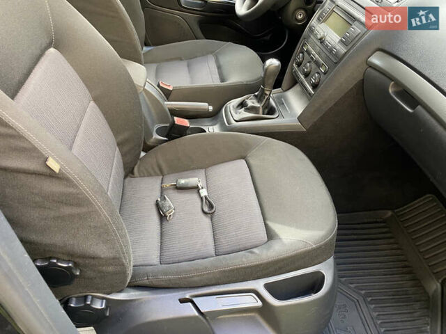 Черный Шкода Октавия, объемом двигателя 1.6 л и пробегом 210 тыс. км за 6500 $, фото 4 на Automoto.ua