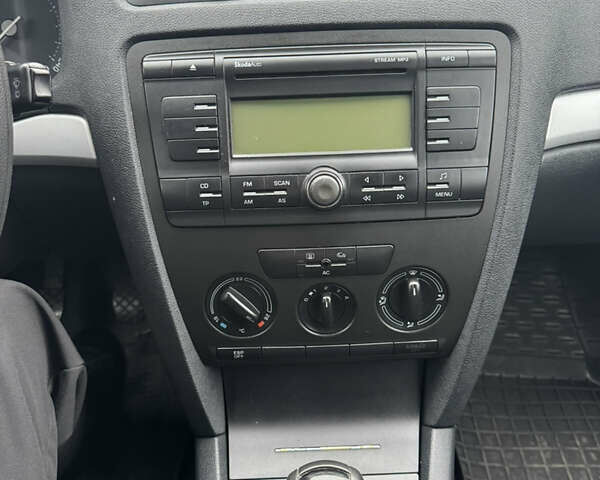 Черный Шкода Октавия, объемом двигателя 1.6 л и пробегом 251 тыс. км за 5800 $, фото 31 на Automoto.ua