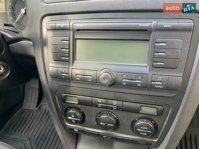 Черный Шкода Октавия, объемом двигателя 1.6 л и пробегом 210 тыс. км за 6500 $, фото 6 на Automoto.ua