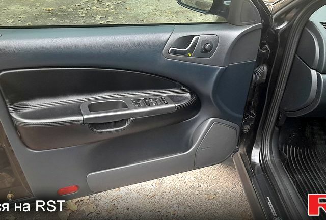 Черный Шкода Октавия, объемом двигателя 1.6 л и пробегом 229 тыс. км за 6300 $, фото 4 на Automoto.ua